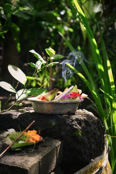 Traditionele Balinese Offers Aan Goden Bali Met Bloemen Aromatische Stokken — Stockfoto