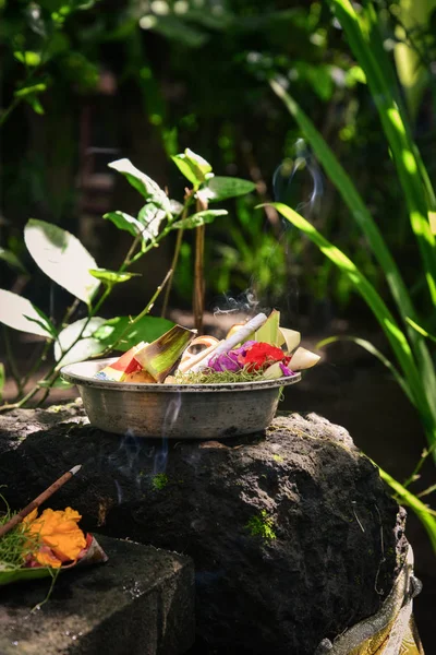 Traditionele Balinese Offers Aan Goden Bali Met Bloemen Aromatische Stokken — Stockfoto