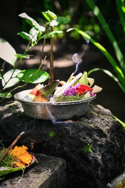 Traditionele Balinese Offers Aan Goden Bali Met Bloemen Aromatische Stokken — Stockfoto