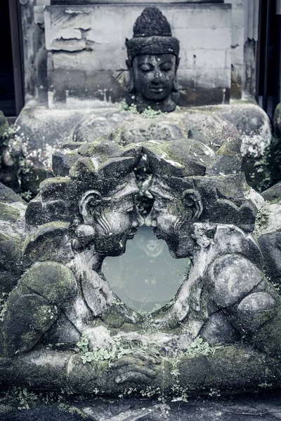 Tradiční Balijské Kamenné Plastiky Muže Ženy Mechem Zahradě Rybníka Bali — Stock fotografie