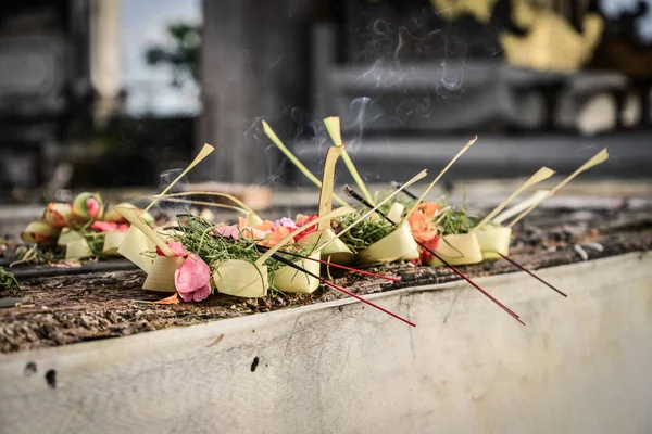 Traditionele Balinese Offers Aan Goden Bali Met Bloemen Aromatische Stokken — Stockfoto