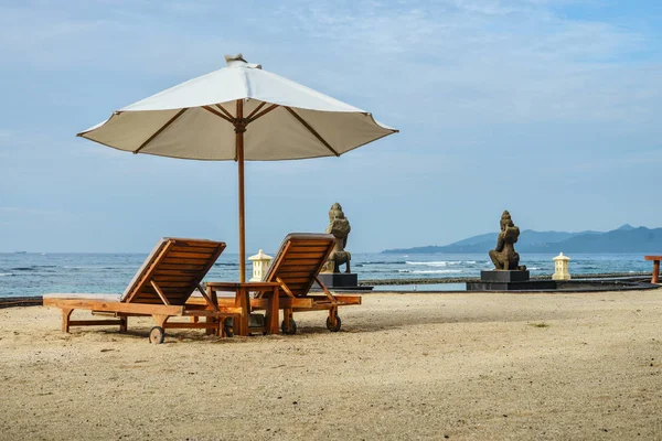 Beach Lounge Stoelen Met Paraplu Het Strand Chandidasa Bali Indonesië — Stockfoto