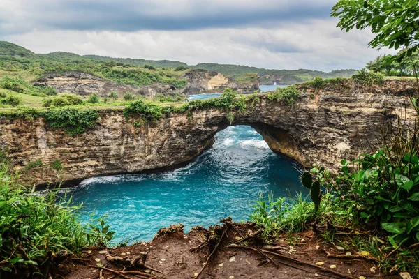 Sziklás Part Kőív Tenger Felett Broken Strand Nusa Penida Indonézia — Stock Fotó