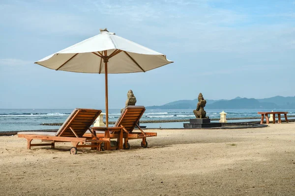 Beach Lounge Stoelen Met Paraplu Het Strand Chandidasa Bali Indonesië — Stockfoto