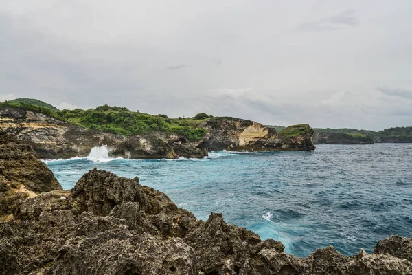 Tengerpart Nusa Penida Sziget Közelében Angyal Billabong Beach Indonézia — Stock Fotó