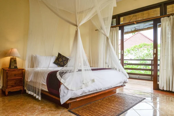 Уютная кровать с балдахином в спальне — стоковое фото