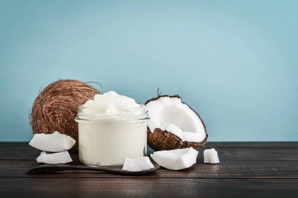 Кокосовый крем в стеклянной банке со свежим кокосом — стоковое фото