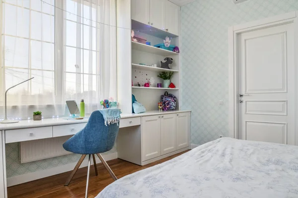 Innenraum eines Mädchenzimmers für Teenager in blauen und weißen Farben — Stockfoto