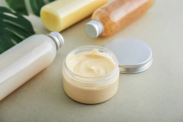 Contenedor de crema cosmética abierta —  Fotos de Stock