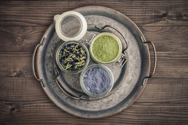Зеленый и синий порошок чая маття — стоковое фото