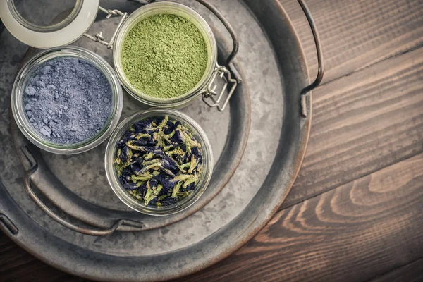 Зеленый и синий порошок чая маття — стоковое фото
