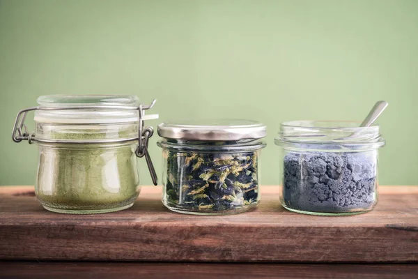 Matcha thee poeder, blauwe matcha poeder en organische gedroogde erwten stroom — Stockfoto