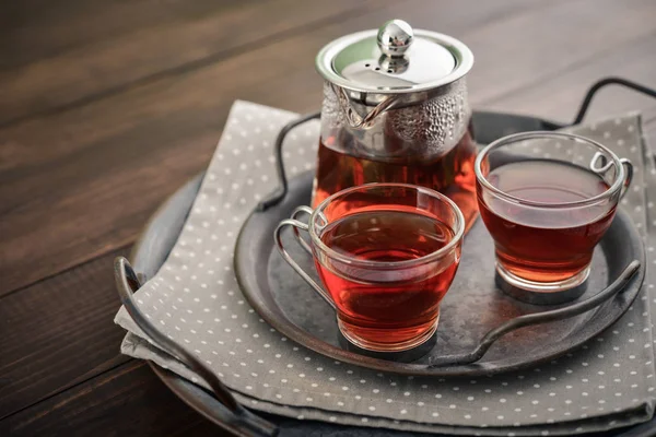 Zwei Glas Tee mit Teekanne — Stockfoto