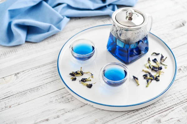 Две чашки синего анчанского чая — стоковое фото