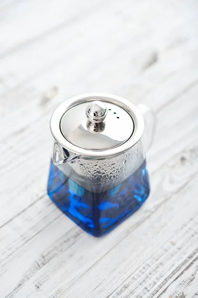 Tetera de vidrio con té azul de Anchan —  Fotos de Stock