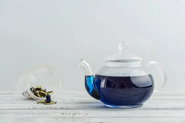 Tetera de vidrio con té azul de Anchan —  Fotos de Stock