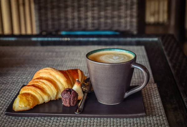 Kávový Latte s croissantem — Stock fotografie