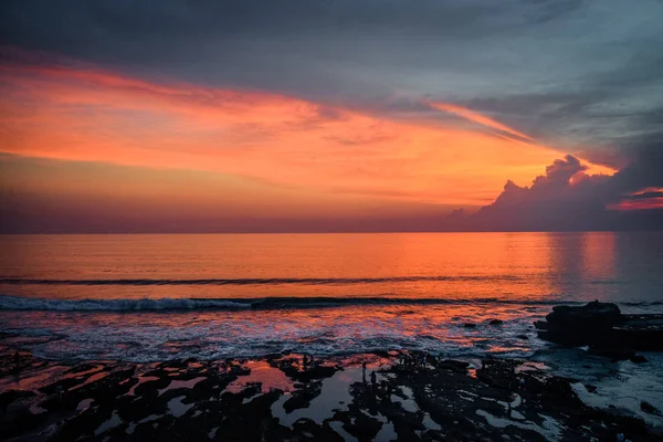 Línea costera cerca del Templo de Tanah Lot —  Fotos de Stock