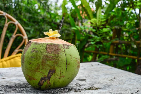 Kelapa muda segar di atas meja — Stok Foto