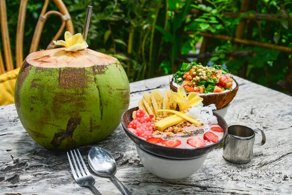 Smoothie mangkuk, salad dan kelapa muda segar — Stok Foto