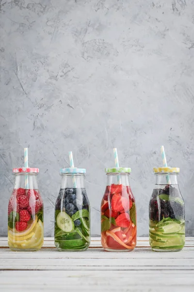 Eau infusée de fruits frais — Photo