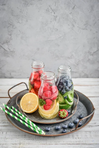 Woda w butelkach ze świeżych owoców, warzyw i jagód — Zdjęcie stockowe