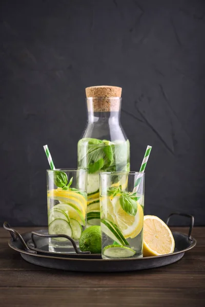 Vodou s okurkou, citrónem, vápnem a bazalkou — Stock fotografie