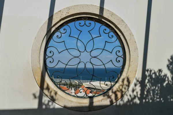 Вид из Мирадоуро Санта-Лусия через круглое окно — стоковое фото