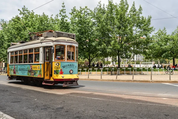 Historische gelbe Straßenbahn 28 auf dem Martim Moniz Platz — Stockfoto