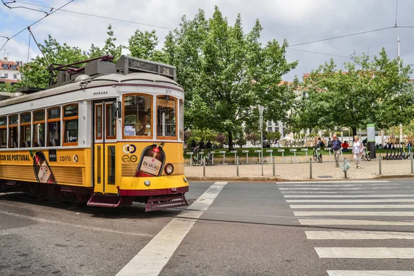 Historická žlutá tramvaj č. 28 na náměstí Martim Moniz — Stock fotografie