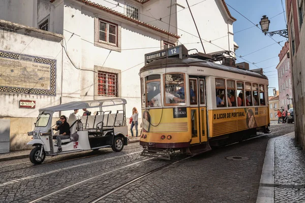 Straßenbahn auf dem hügeligen Gebiet der Altstadt — Stockfoto