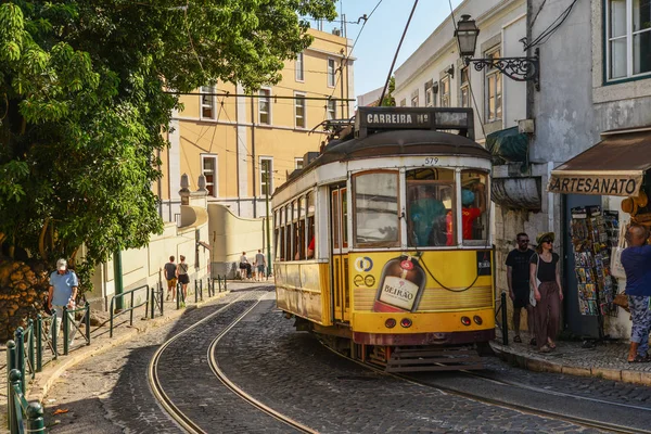 Tramwaj na górzystej okolicy starego miasta — Zdjęcie stockowe