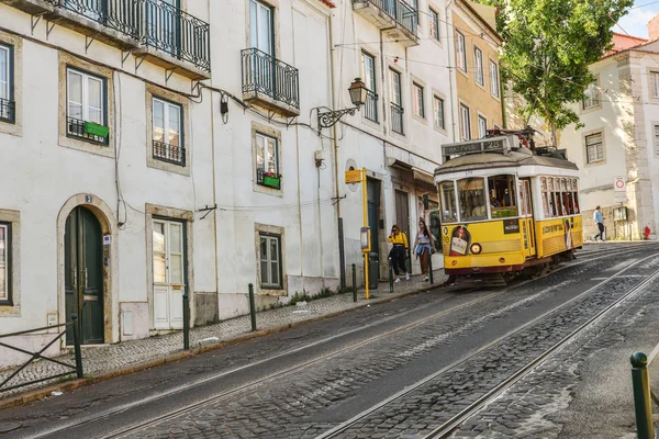 Straßenbahn auf dem hügeligen Gebiet der Altstadt — Stockfoto