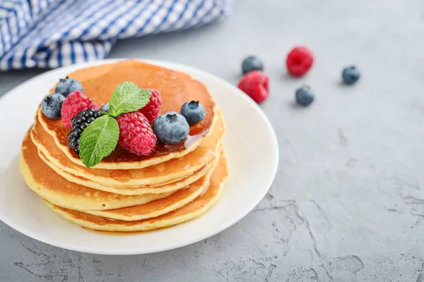 Frittelle con bacche fresche e sciroppo d'acero — Foto Stock