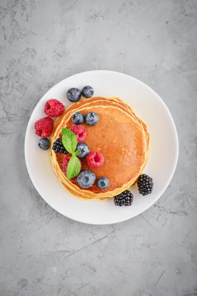 Pannkakor med färska bär och lönnsirap — Stockfoto