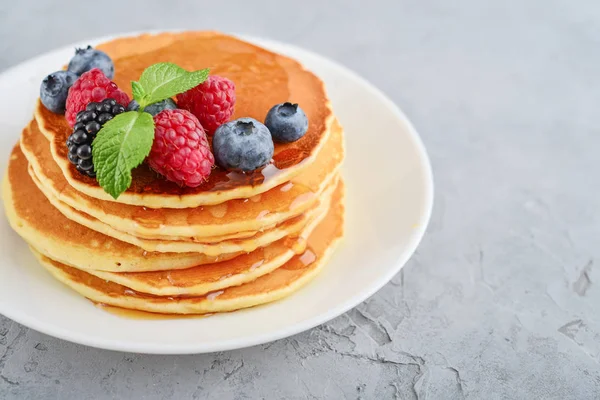 Pancakes with fresh berries and maple syrup — Stock Photo, Image
