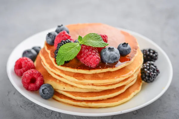 Pannkakor med färska bär och lönnsirap — Stockfoto