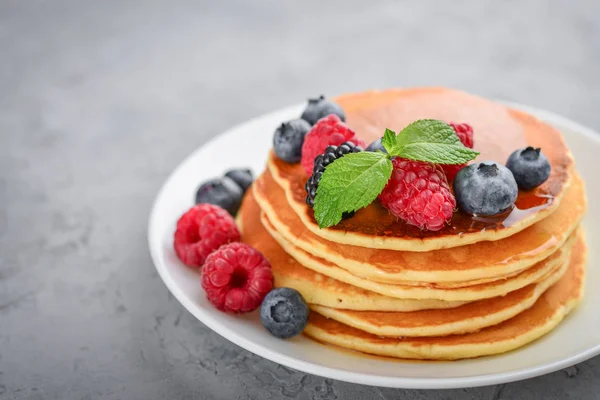 Pannkakor med färska bär och lönnsirap — Stockfoto