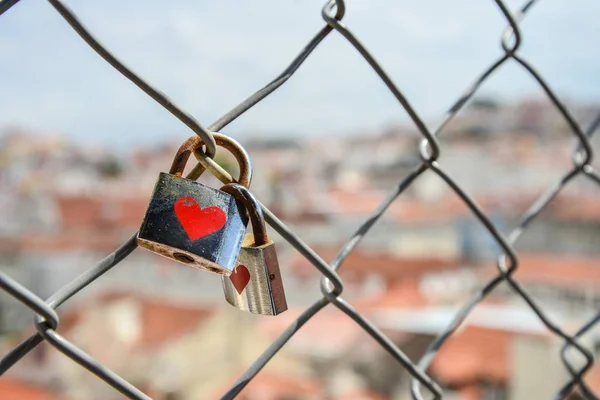 Serrature sulla recinzione del ponte di Lisbona — Foto Stock