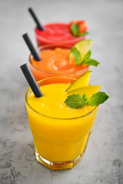 Färska jordgubbar, mango och papaya smoothies — Stockfoto