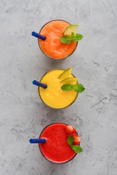 Frische Smoothies mit Erdbeeren, Mango und Papaya — Stockfoto