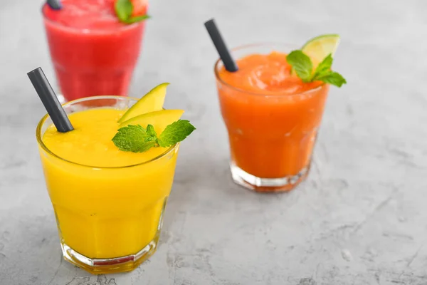 Taze çilek, mango ve papaya smoothies — Stok fotoğraf