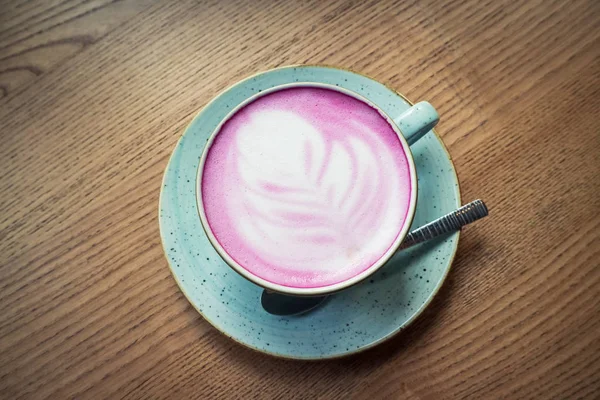 Copa de capuchino rosa en taza azul —  Fotos de Stock