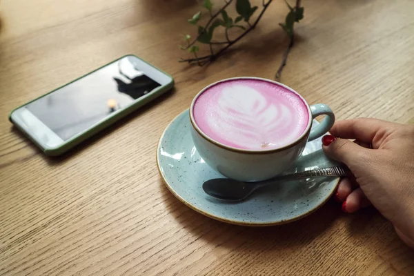Cangkir cappuccino merah muda dalam cangkir biru — Stok Foto