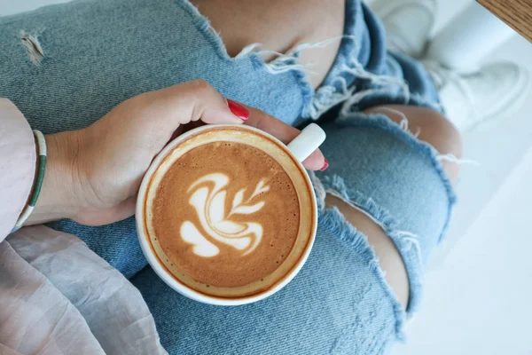 Tangan wanita memegang cangkir cappuccino — Stok Foto