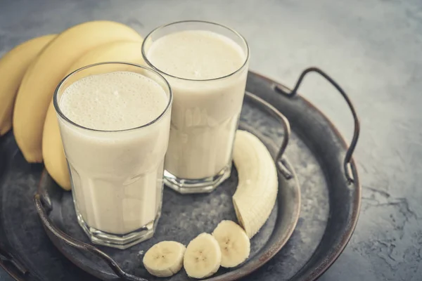 Банановый коктейль с миндальным молоком — стоковое фото