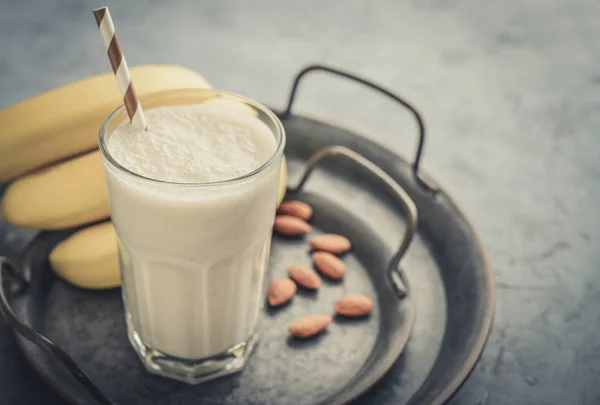 Banan smoothie med mandelmjölk — Stockfoto