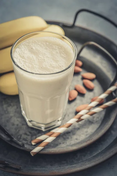 Банановый коктейль с миндальным молоком — стоковое фото