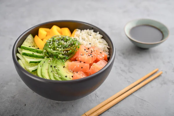 Tazón de salmón hawaiano con algas — Foto de Stock