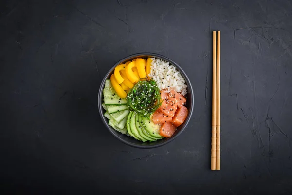 Poke bowl au saumon hawaïen aux algues — Photo